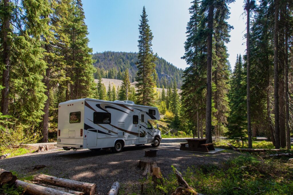 Sicher mit dem Wohnmobil unterwegs 1 beautiful campsite mountains with rv wooden bench scaled