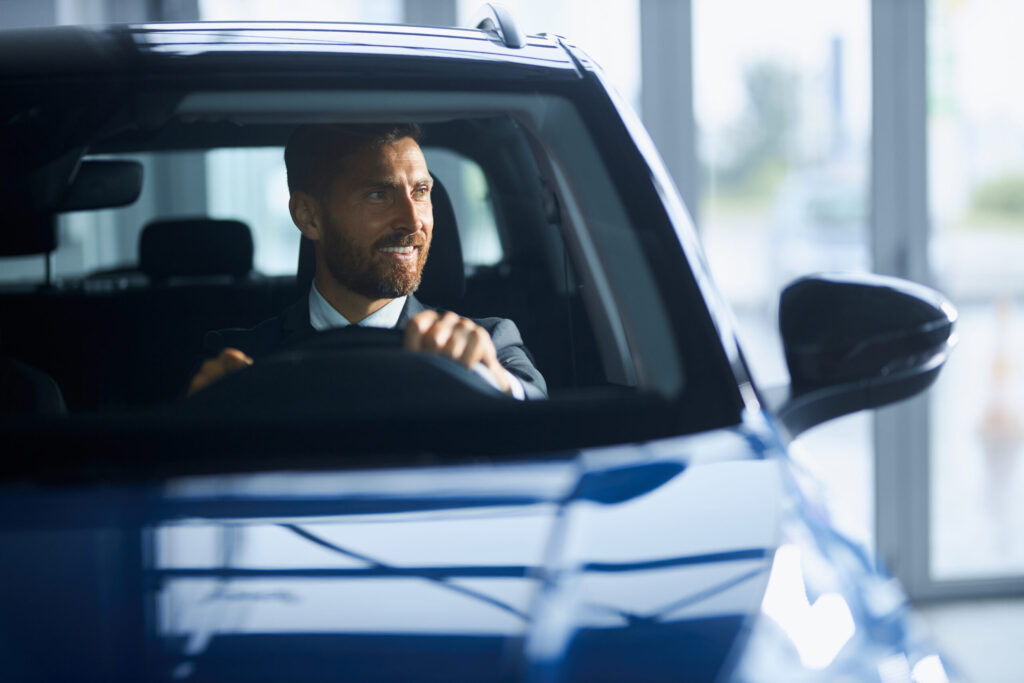 Autobesitzer blieben 2025 weitgehend von Naturgefahren verschont 1 businessman suit buying new car modern salon scaled