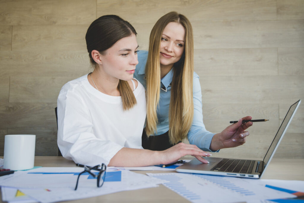 businesswomen with laptop scaled