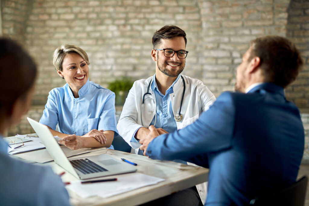 PKV-Angebot in Bewegung 1 group healthcare workers greeting financial advisor meeting office focus is young doctor scaled