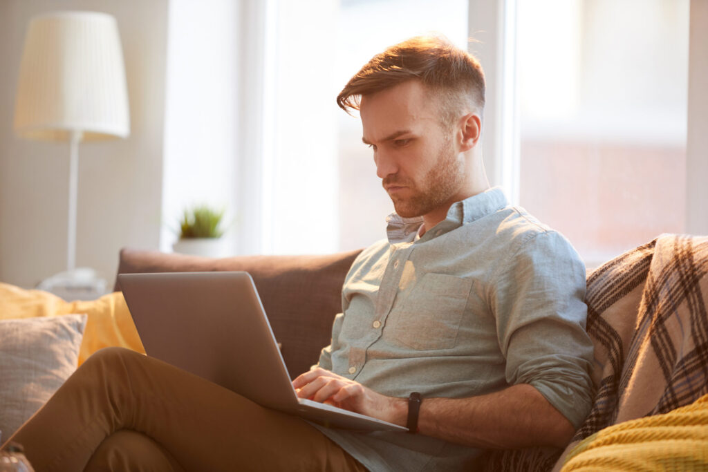 „Bis zu 200 Prozent mehr rausholen“? Vorsicht vor Rückabwicklern! 1 handsome man using laptop home scaled