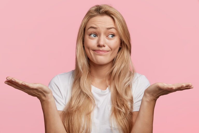 junge blonde frau mit weissem t shirt