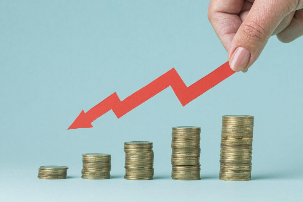 stapel von munzen die eine grafik bilden scaled