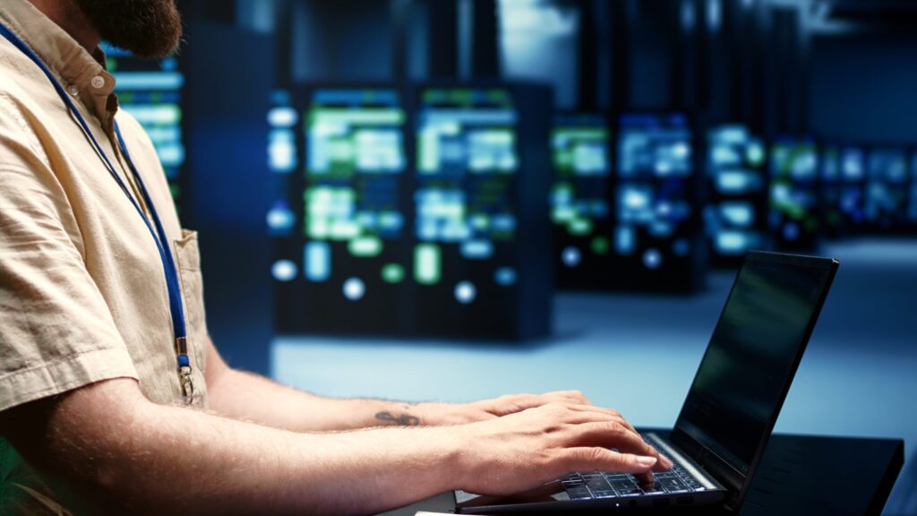 Von „Sonstiges“ zur eigenen Assetklasse: Rechenzentren 1 supervisor doing server diagnostic test scaled